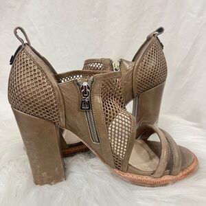 RUDSAK Mesh Leather Block Heel Sandals Size 39 5” Heel Stylish Taupe Heels